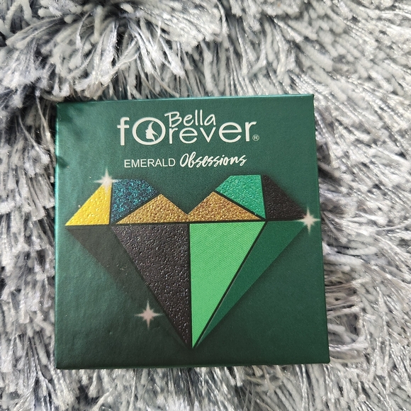 Bella Forever Emerald Obsessions Eyeshadow Palette - Picture 1 of 3